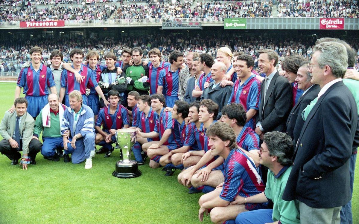 Entrega del trofeo de campeones de la Liga 1990/91 al FC Barcelona. Es la primera Liga del Dream Team entrenado por Johan Cruyff