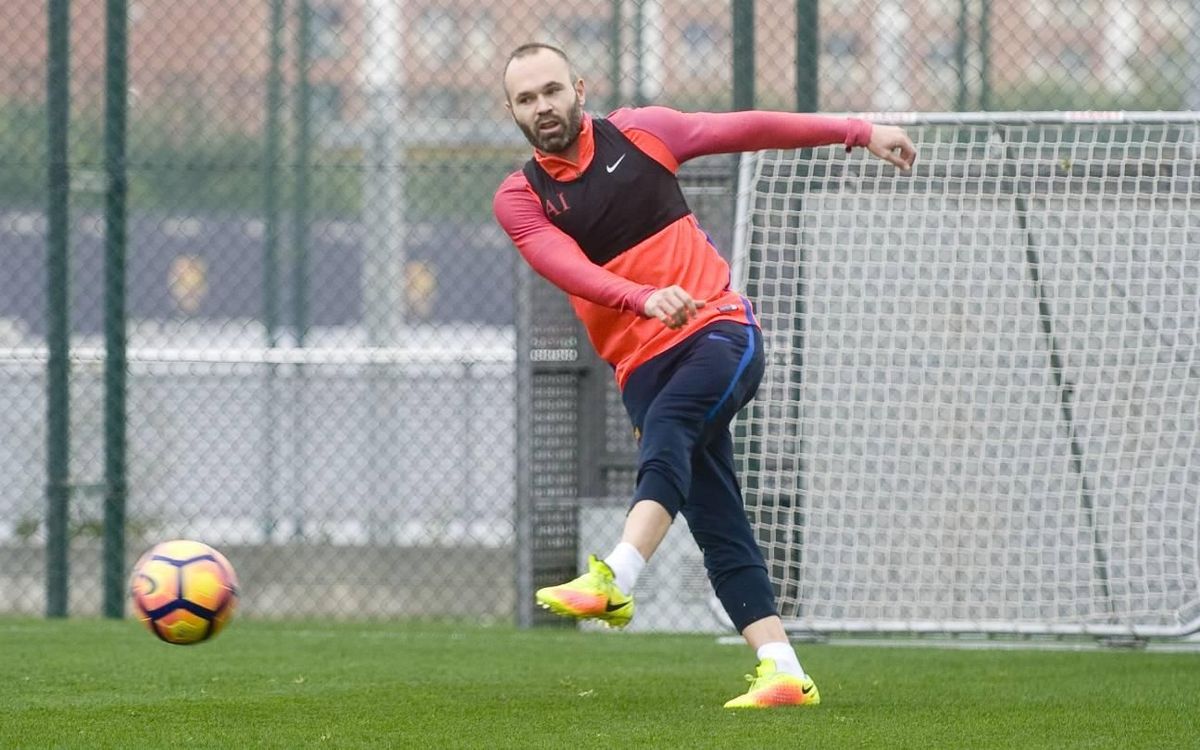 Descubre el nivel de precisión de Andrés Iniesta durante un entrenamiento