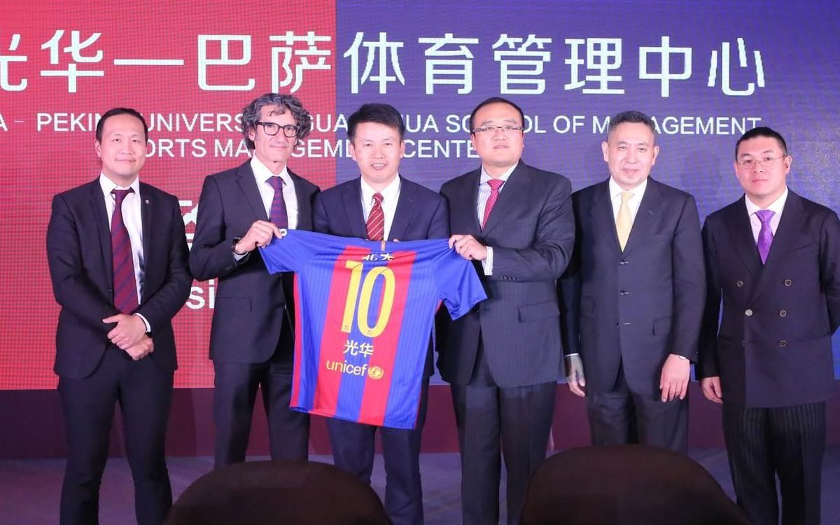 Dr Jordi Monés signs an agreement between FCB Universitas and the University of Peking