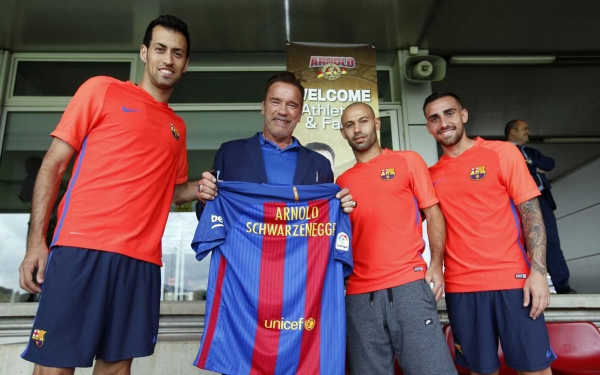 Arnold Schwarzenegger visita al primer equipo del FC Barcelona