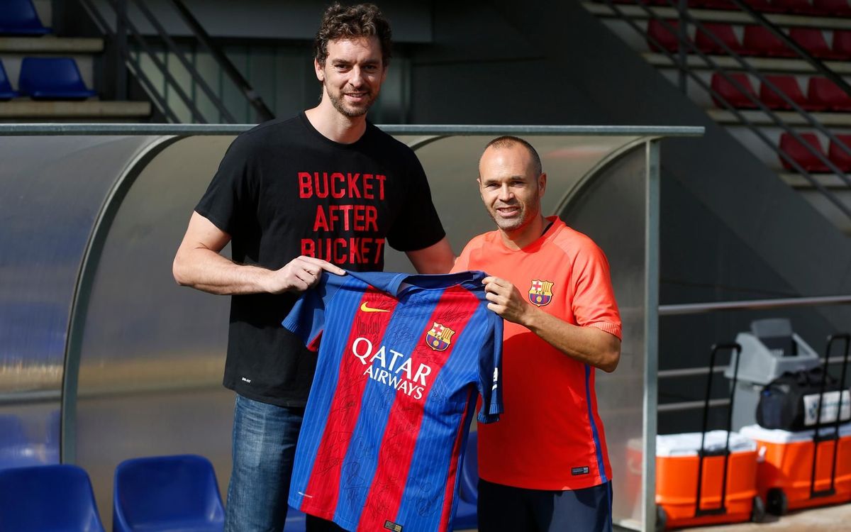 Pau Gasol visita el entrenamiento del FC Barcelona