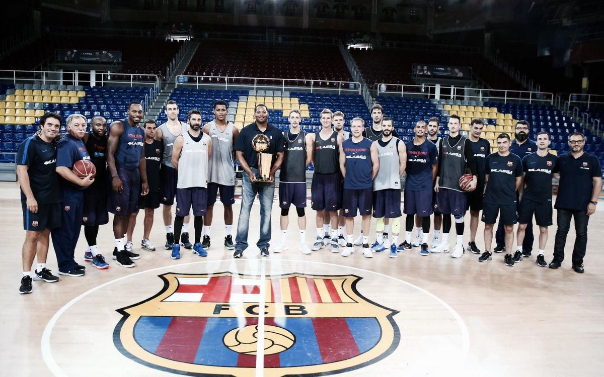 Seven-time NBA champ Robert Horry pays a visit to FC Barcelona Lassa basketball