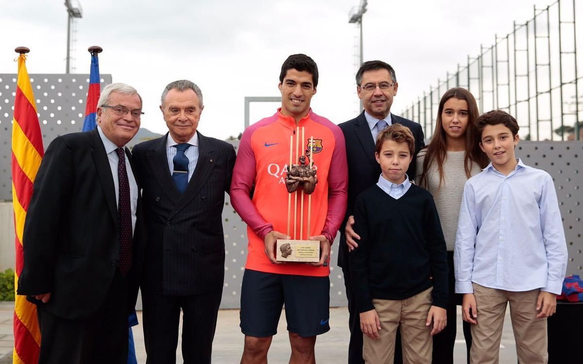 Luis Suárez collects Aldo Rovira Memorial award as FC Barcelona player of the season 2015/16