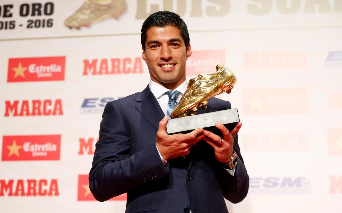 Luis Suárez recibe la Bota de Oro 2015/16