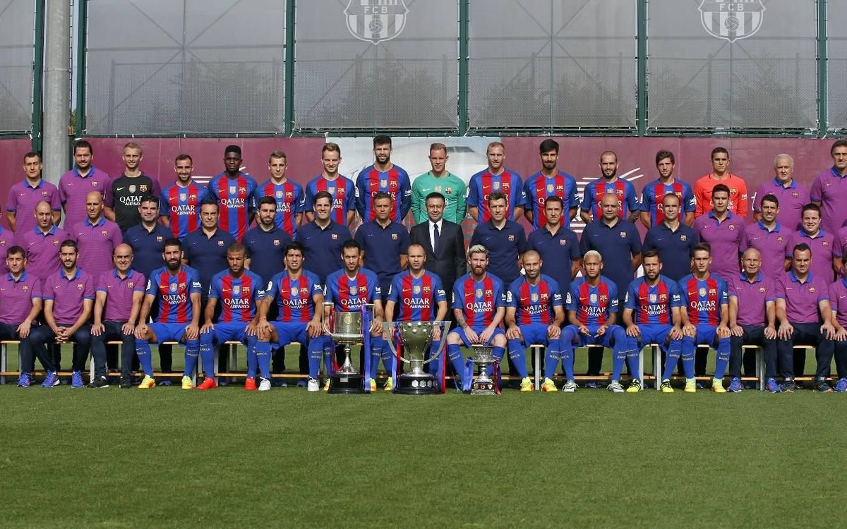 El primer equip del FC Barcelona es fa la foto oficial