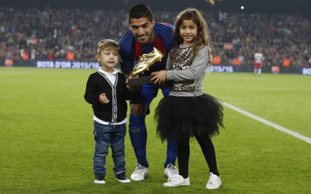 Luis Suárez ofereix la Bota d’Or al Camp Nou