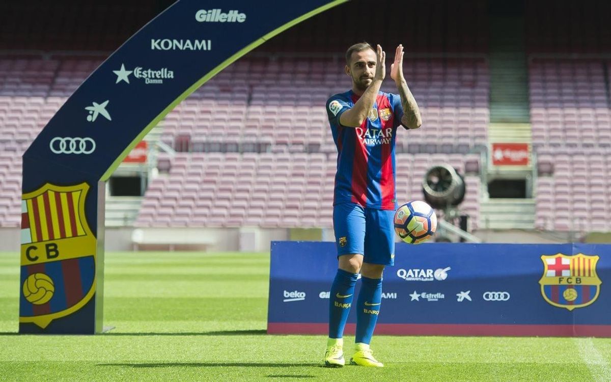 Paco Alcácer in a Barça shirt