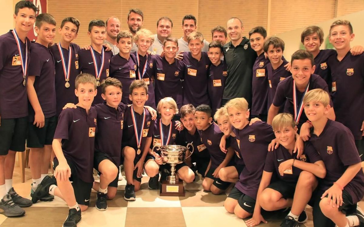 Iniesta rep l’Infantil B a l’estadi del Vissel Kobe