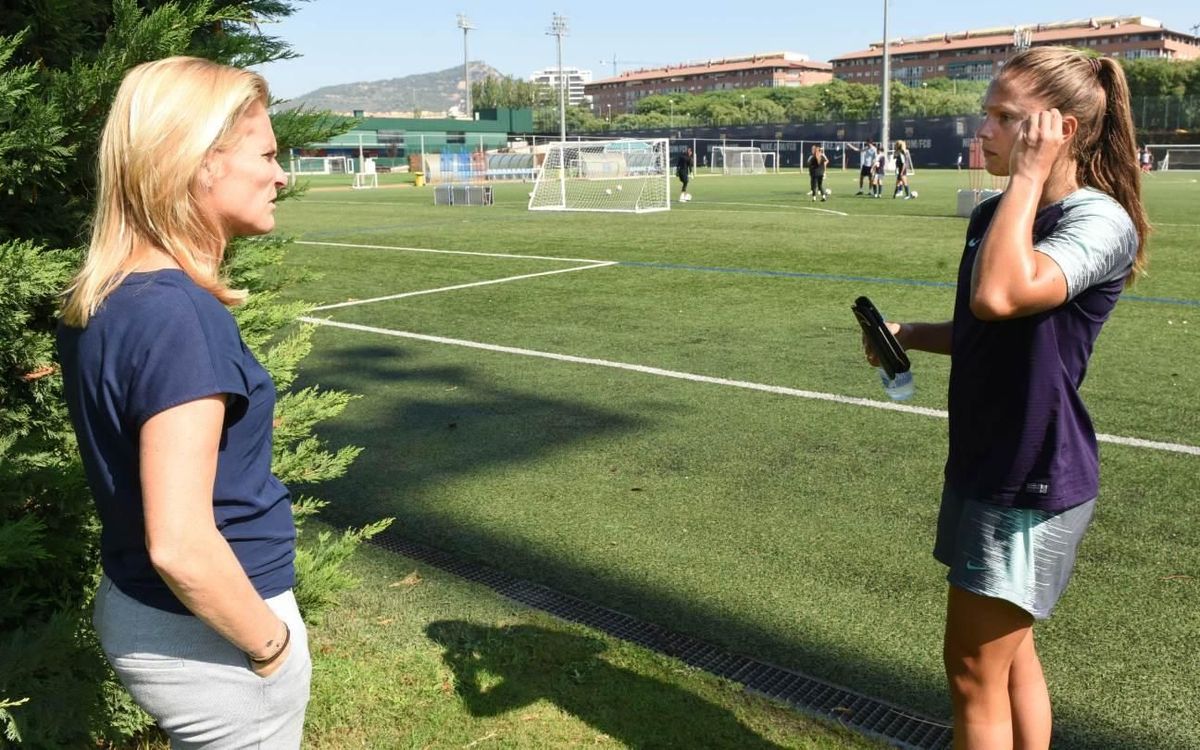 La seleccionadora holandesa, Sarina Wiegman, presencia l’entrenament del Femení