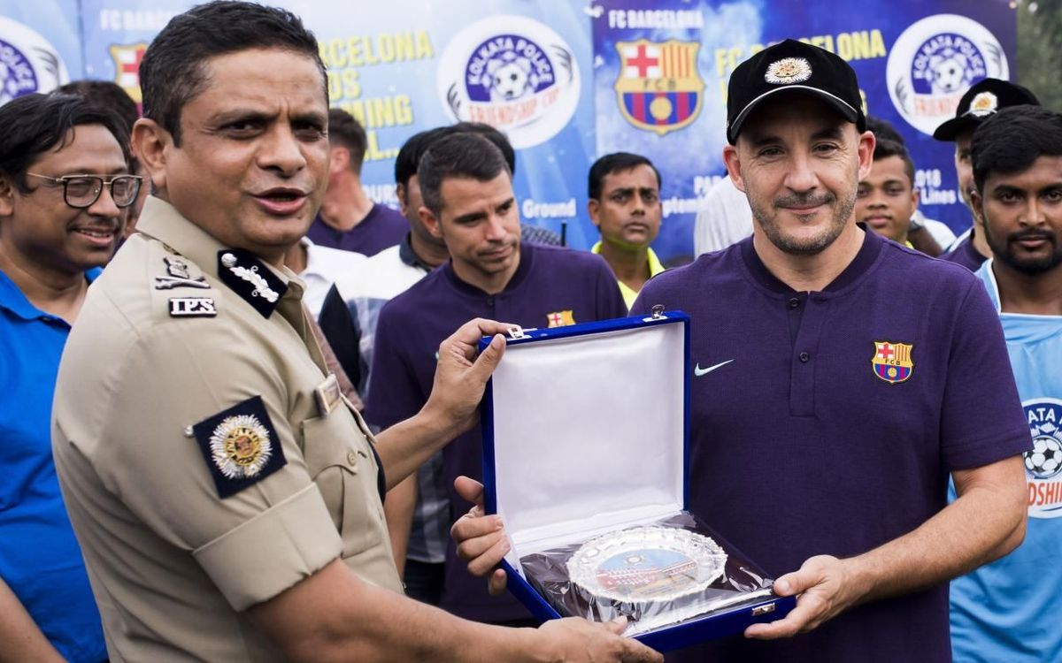 Els Barça Legends inauguren un torneig social de futbol organitzat per la policia de Calcuta