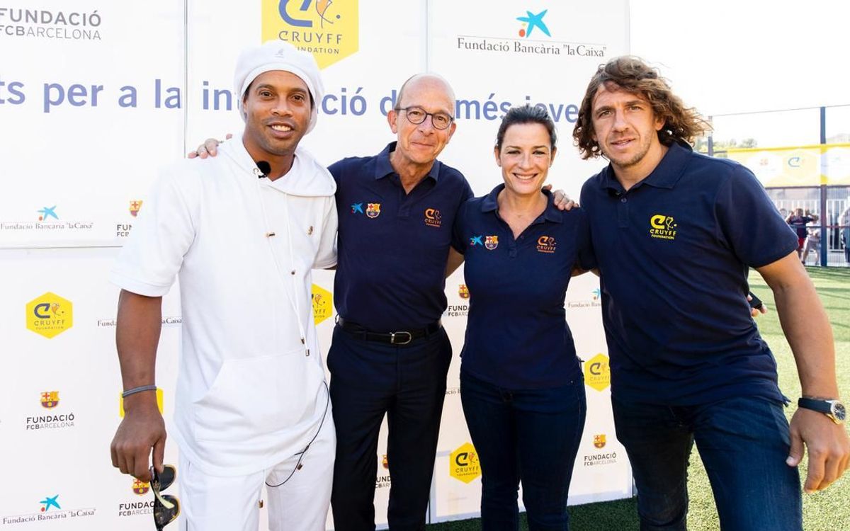 Ronaldinho apadrina un nuevo Cruyff Court en Les Roquetes
