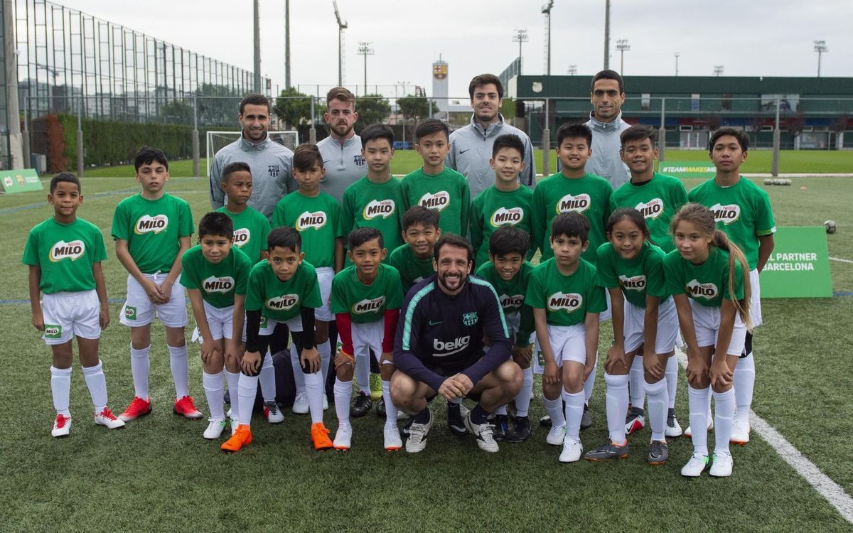 Belletti llena de alegría a un grupo de jóvenes de la mano de Milo