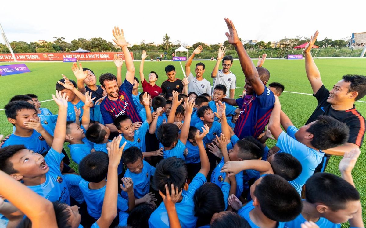Éric Abidal and Juliano Belletti with pupils from the Barça Academy Pro in Hainan after the 2v60 game | PHOTO:GERMAN PARGA - FCB