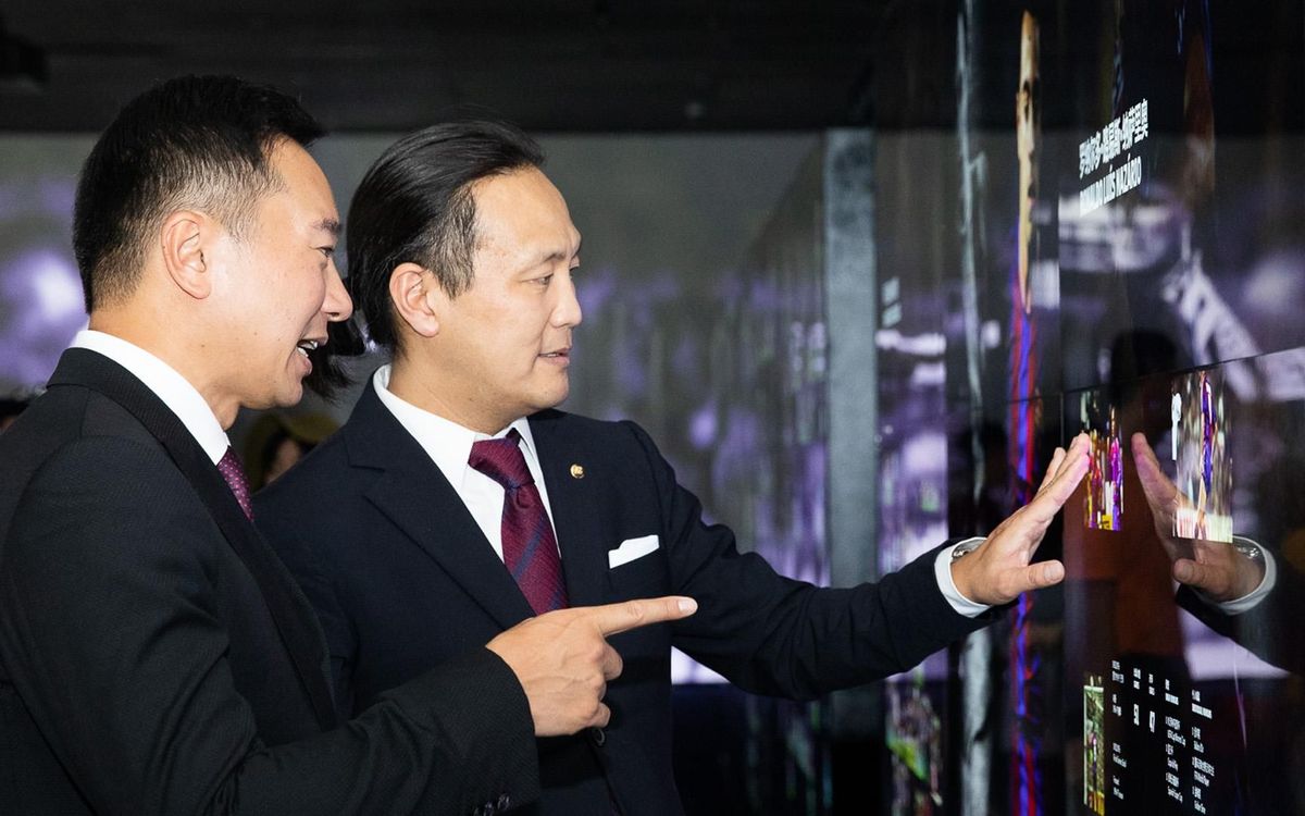 Dídac Lee with the vice-president of Mission Hills, Tenniel Chu, at the Barça Experience | PHOTO:GERMAN PARGA - FCB