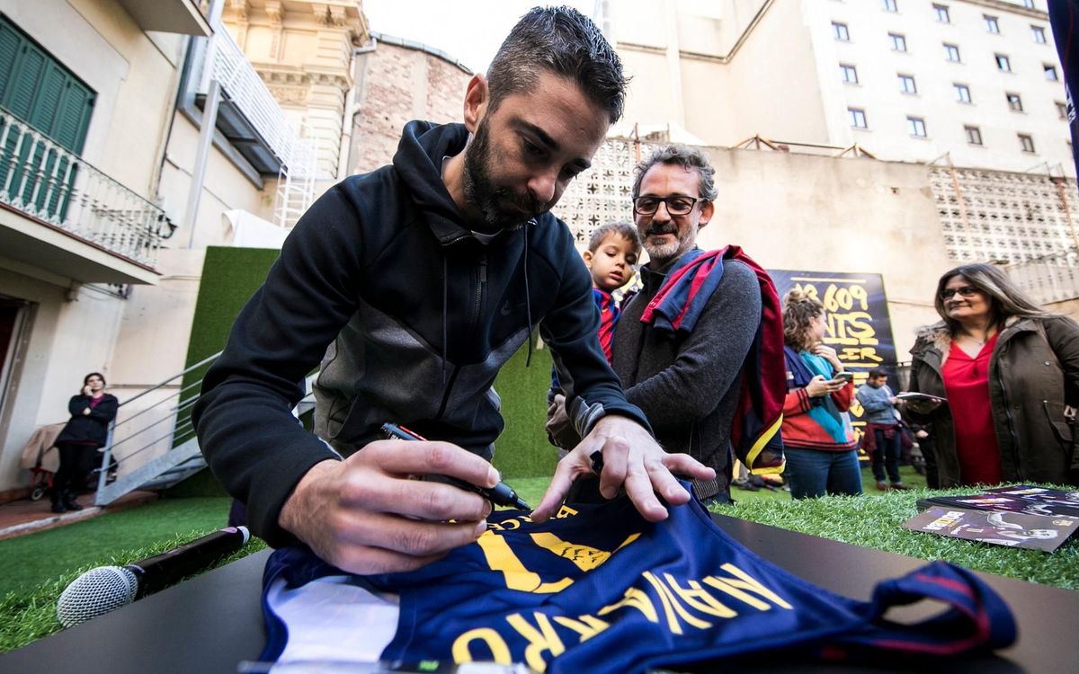 Bany de masses en la visita de Navarro a la Barça Store de Passeig de Gràcia