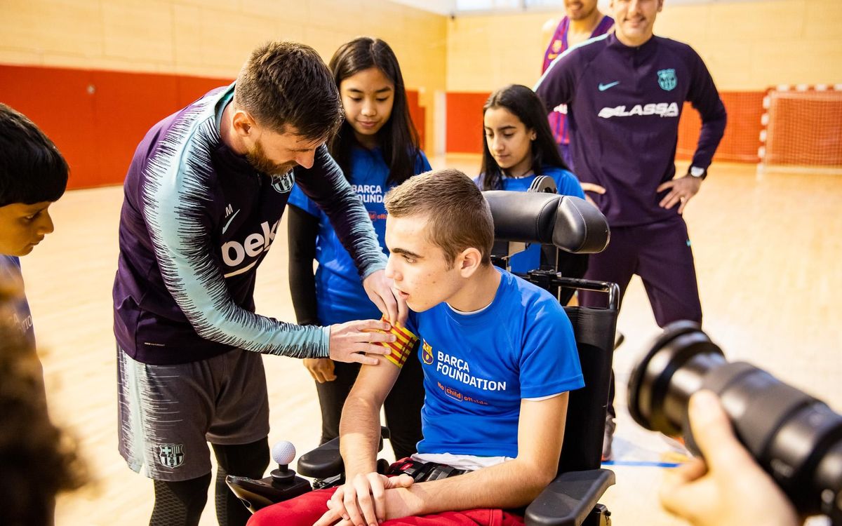 Messi remet le brassard de capitaine à Pablo, un bénéficiaire de la fondation FC Barcelone