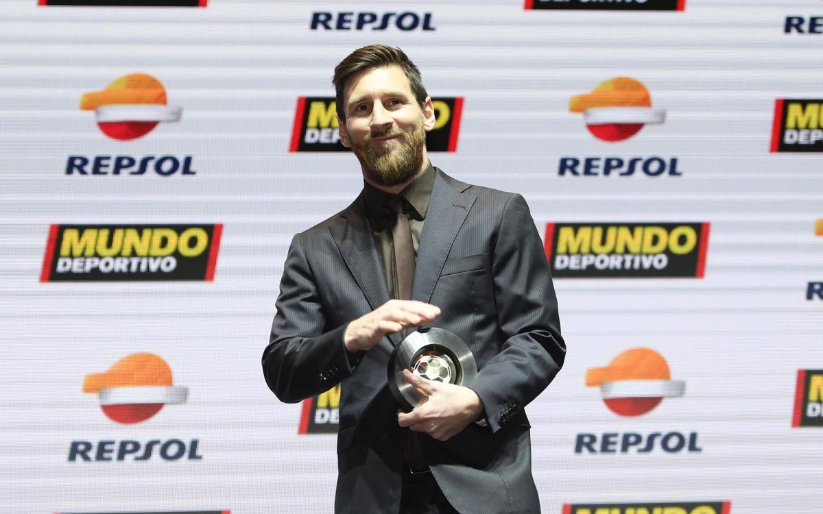 Messi collects Liga MVP award