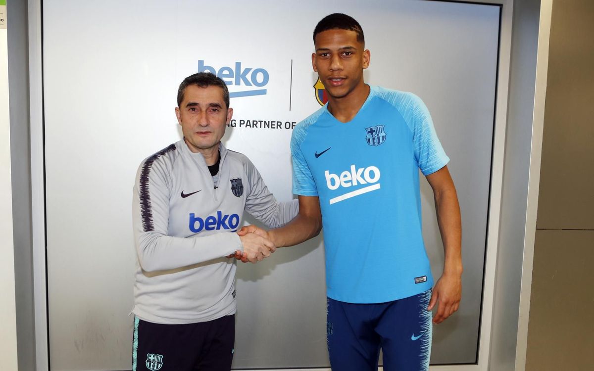 Jean-Clair Todibo conoce a sus compañeros
