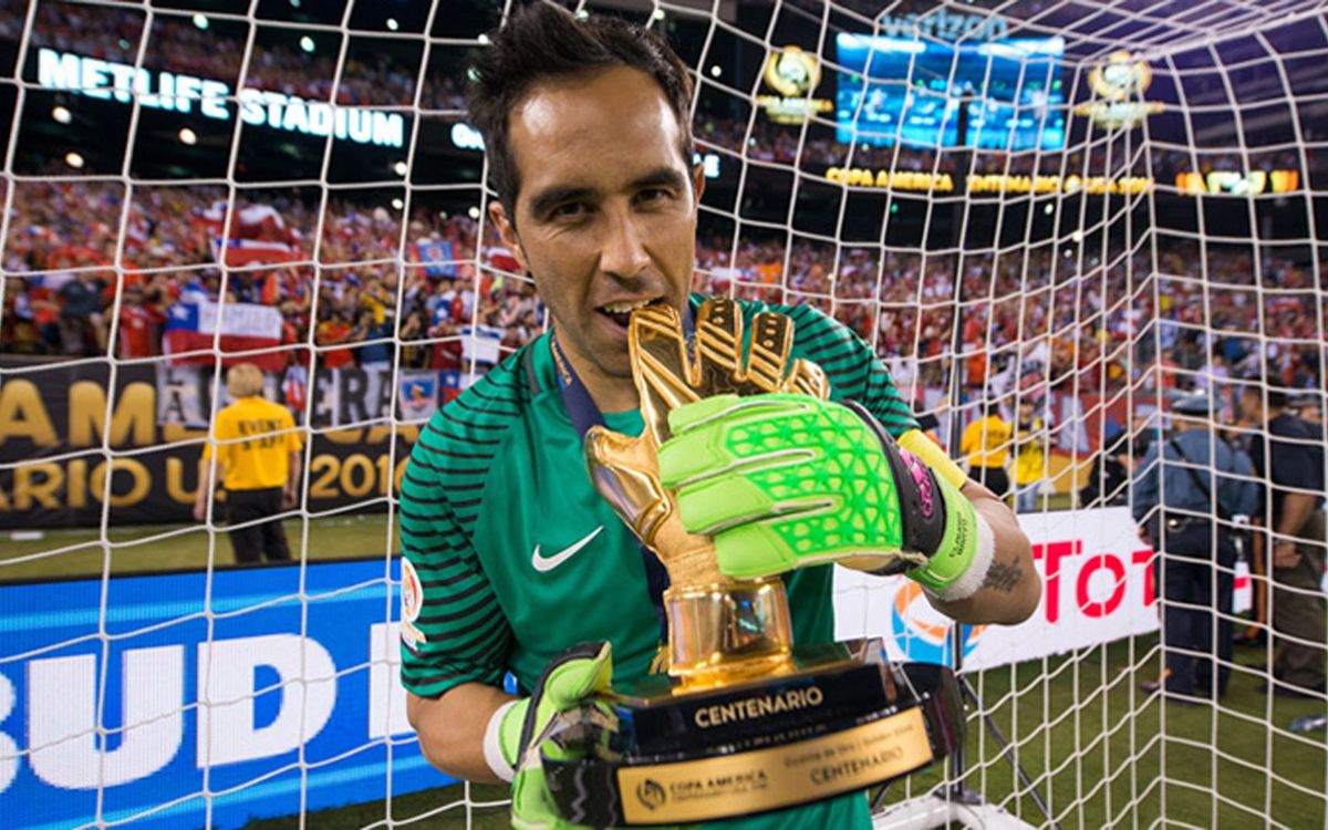 Claudio Bravo, Guante de Oro de la Copa América