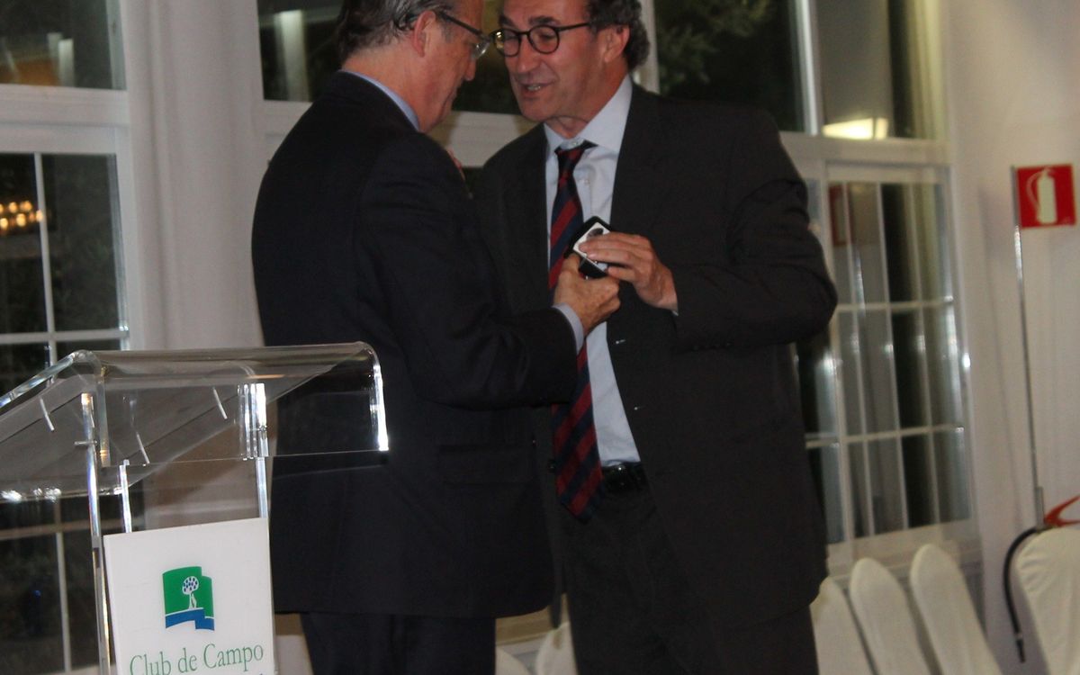 Jordi Lobo recibe la insignia de oro por parte de la Federación Española de hockey