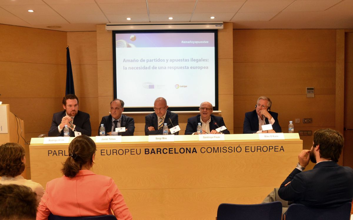 Maria Teixidor asiste al debate 'Compra de partidos y apuestas ilegales: la necesidad de una respuesta europea'