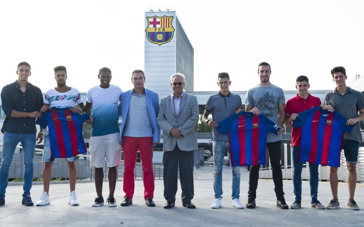 Presentados los siete fichajes del Barça B con el directivo Silvio Elias