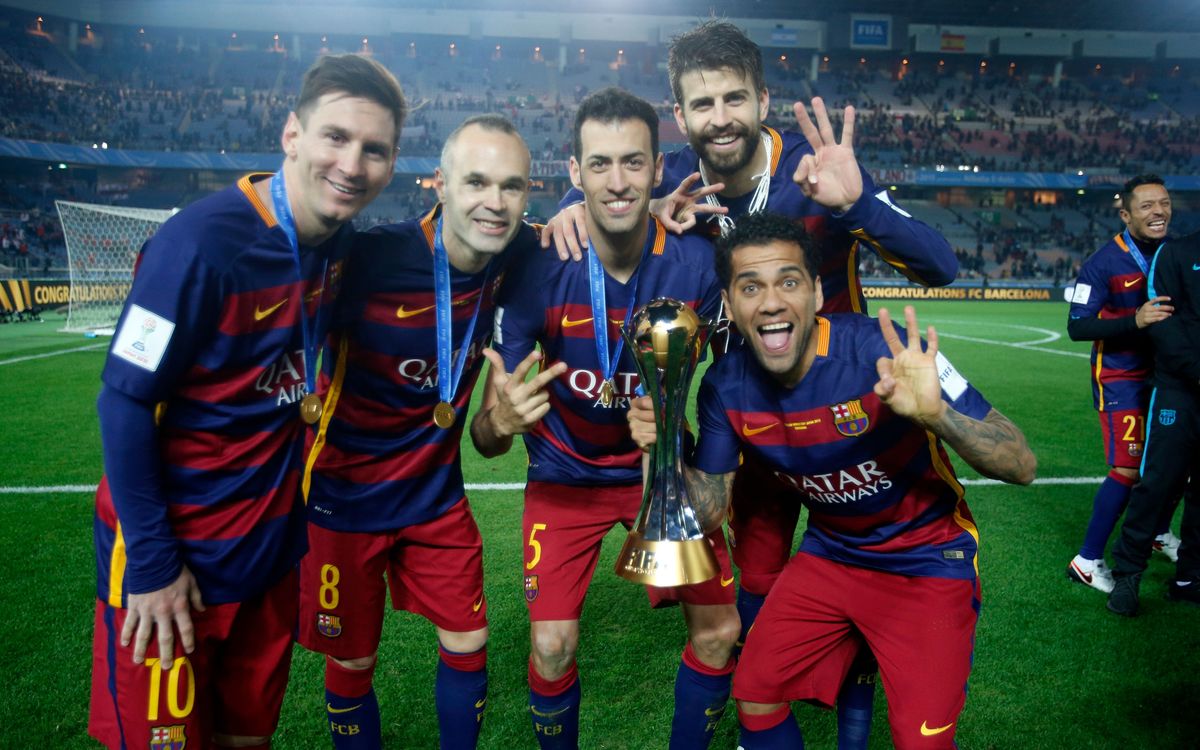 Messi, Iniesta, Sergio, Alves y Piqué, con la copa jutso después del partido / MIGUEL RUIZ - FCB