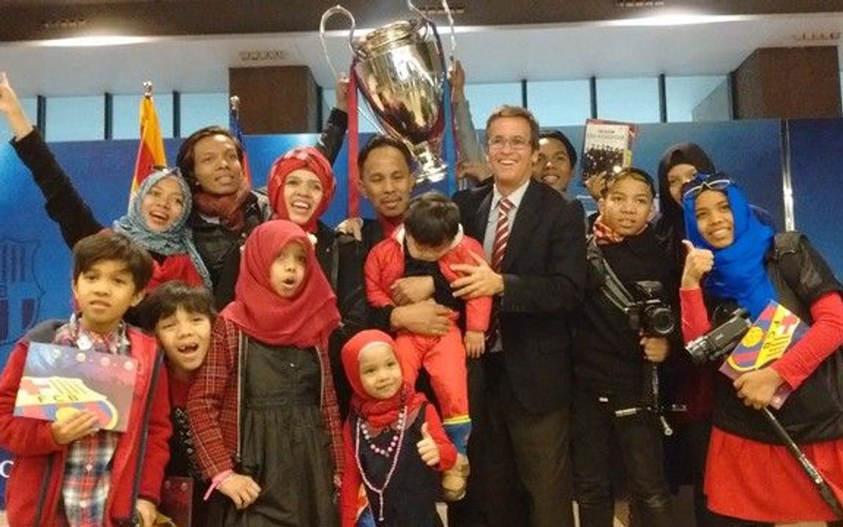 La família nombrosa més famosa d’Indonèsia visita el FC Barcelona