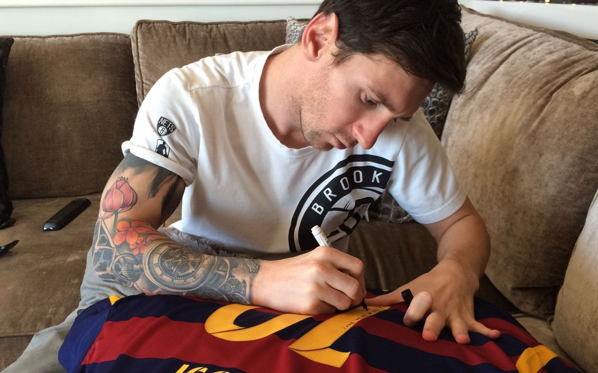 Messi gifts Ronaldinho a shirt