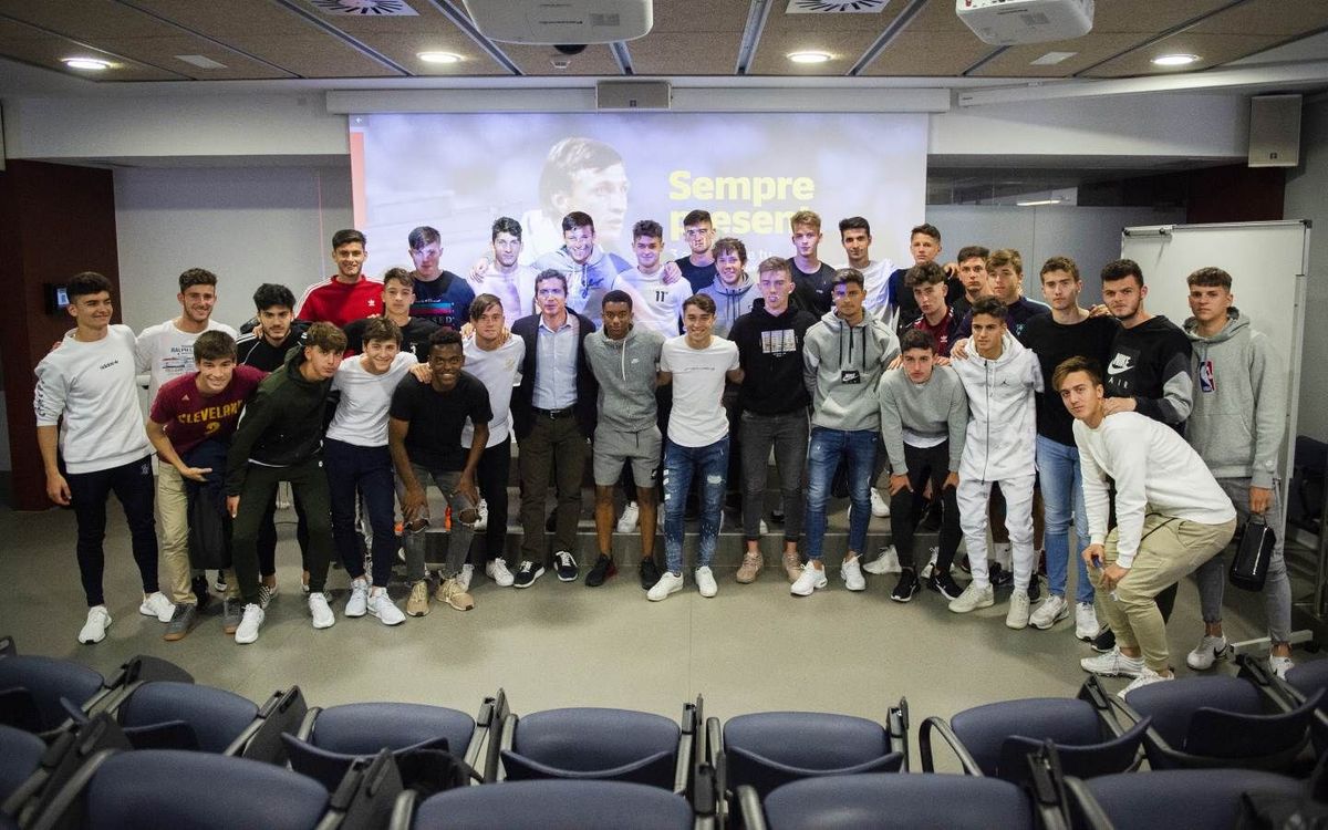 El Club organiza charlas con los equipos formativos de la Masia para recordar a Johan Cruyff