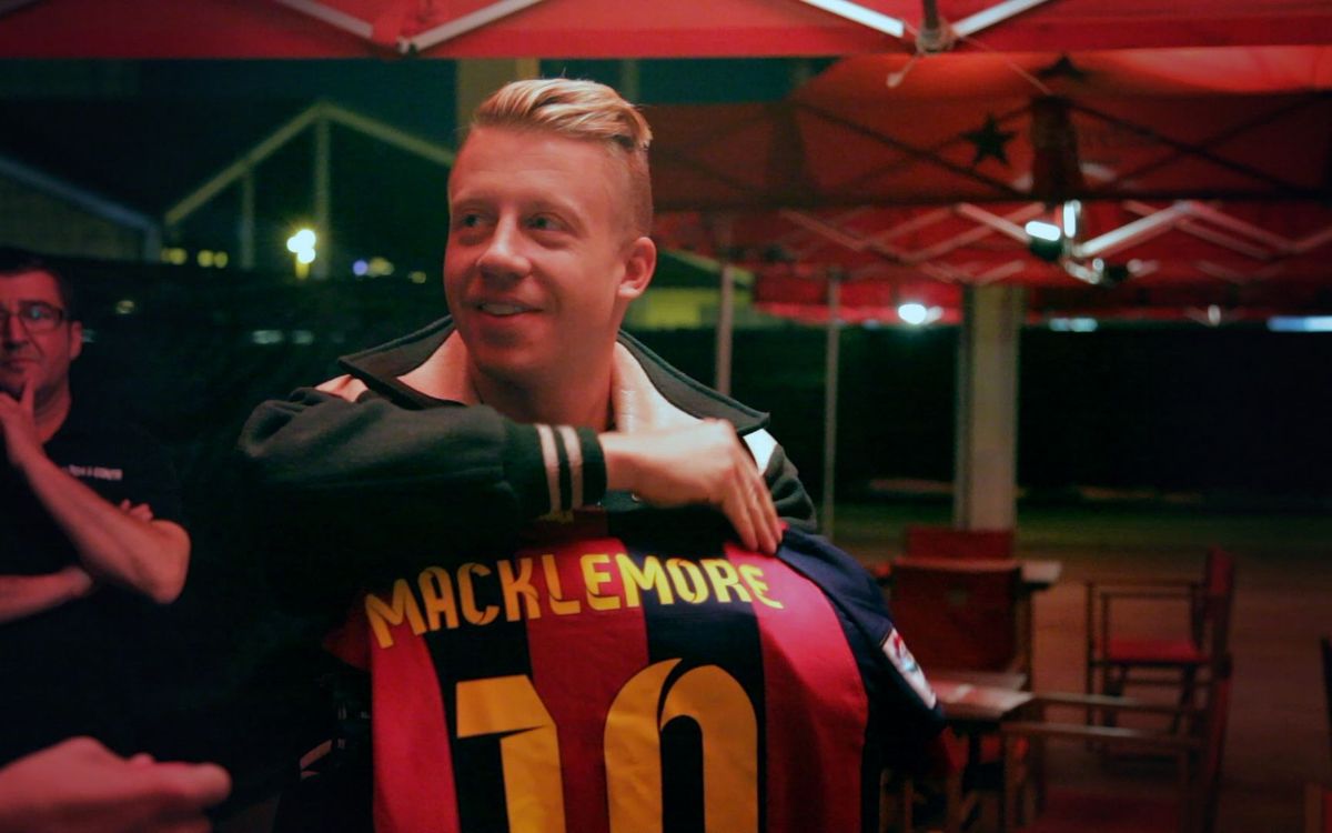 Macklemore se pone la camiseta del Barça