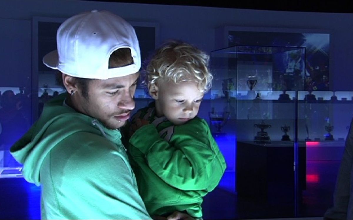 Neymar Jr descobreix la història del FC Barcelona gràcies al Museu