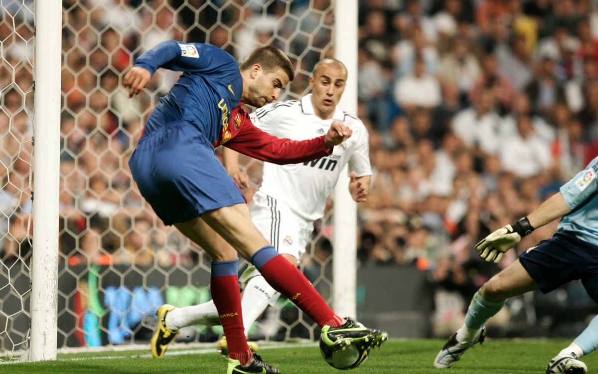 Piqué, a punt de fer el 2-6 al Bernabéu l'any 2009 / FOTO: MIGUEL RUIZ-FCB