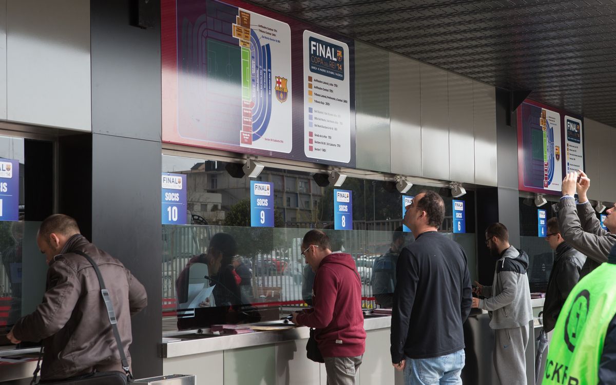 Los socios empiezan a recoger las entradas de la final de Copa