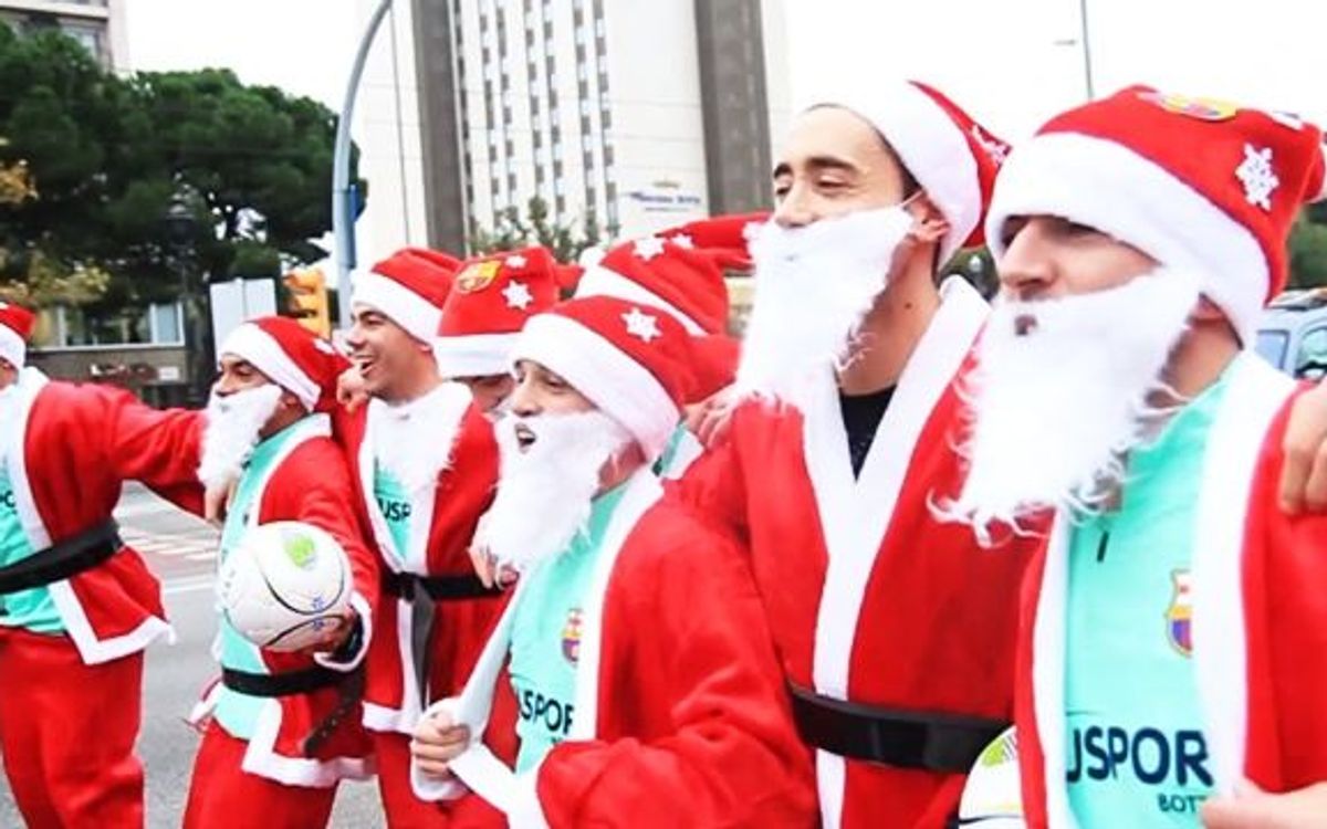 Els jugadors de Barça de futbol sala tornen a fer-ne de les seves vestits de Pare Noel