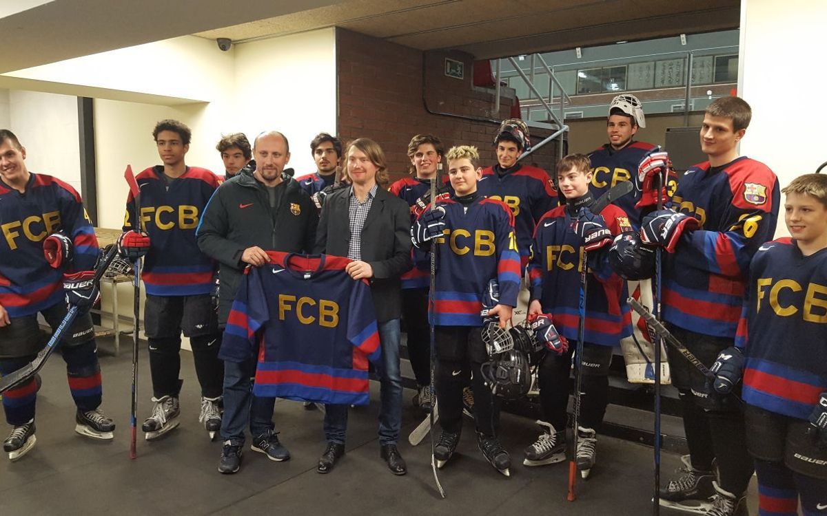 Mikhail Grabovski, jugador NHL i pare FCBEscola, sorprèn els jugadors d'hoquei gel del Barça