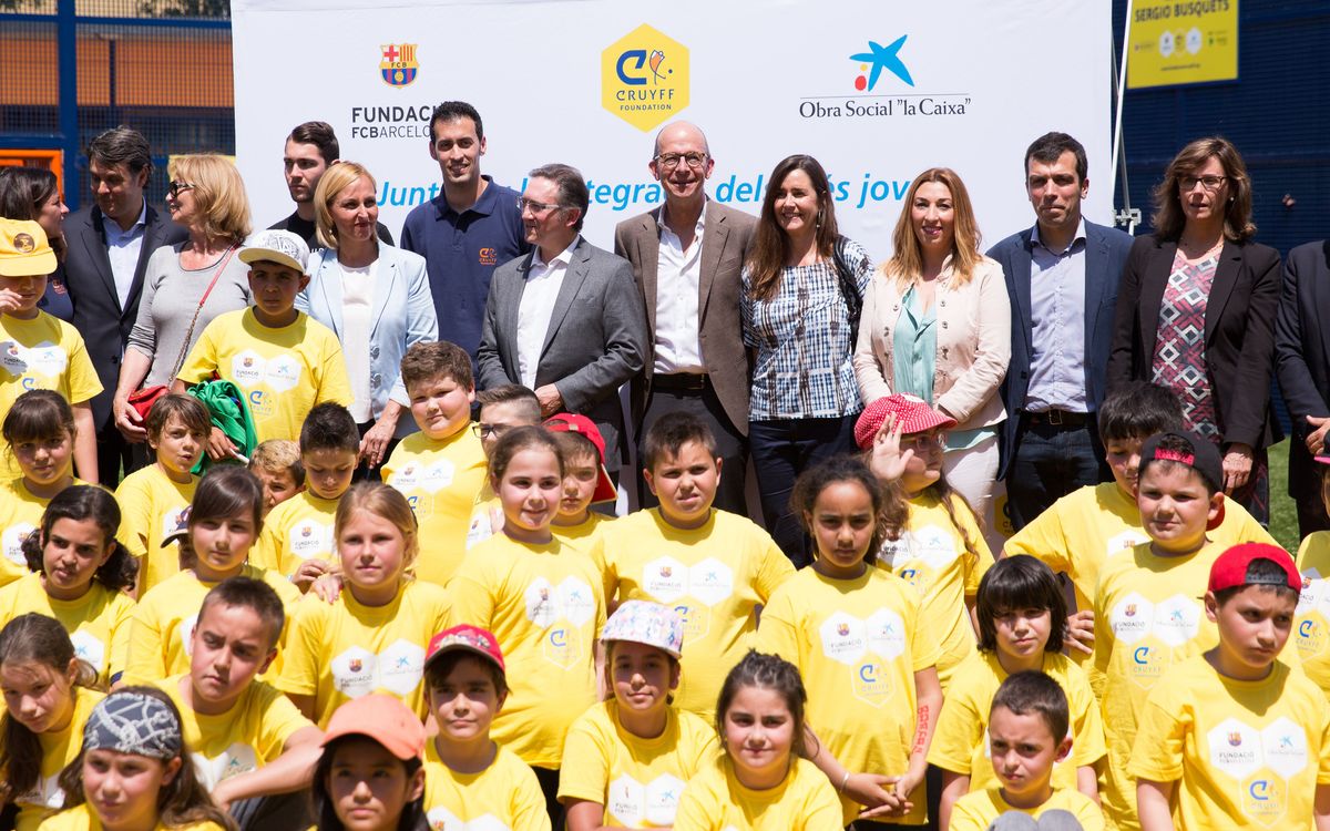 Sergio Busquets apadrina un ‘Cruyff Court’ a Badia del Vallès