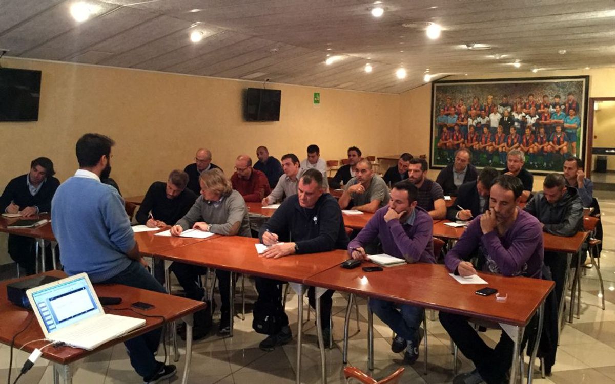 21 exjugadores del FC Barcelona hacen el Curso Básico de Entrenador con la Federación Catalana de Fútbol