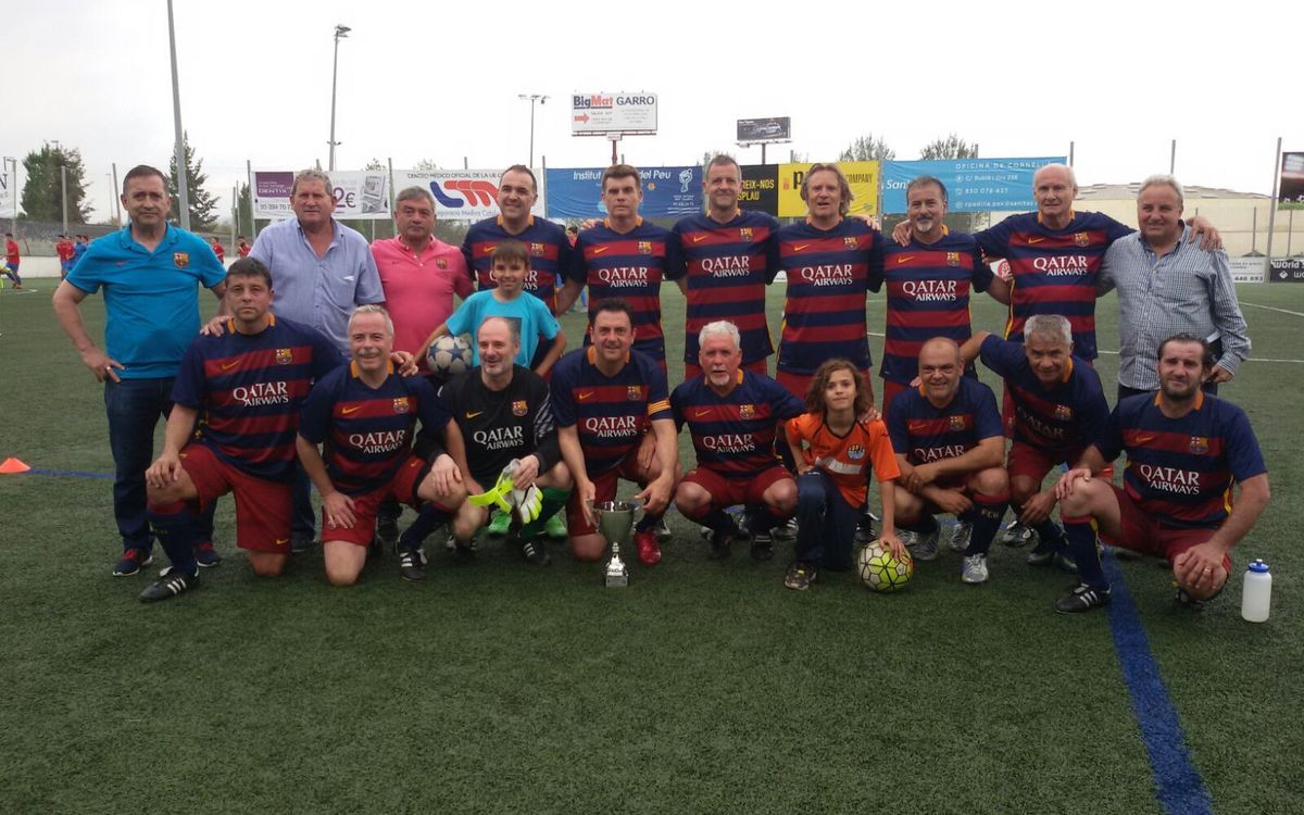 El equipo de la Agrupació Barça Jugadors se enfrenta al conjunto de Veteranos de la UE Cornellà