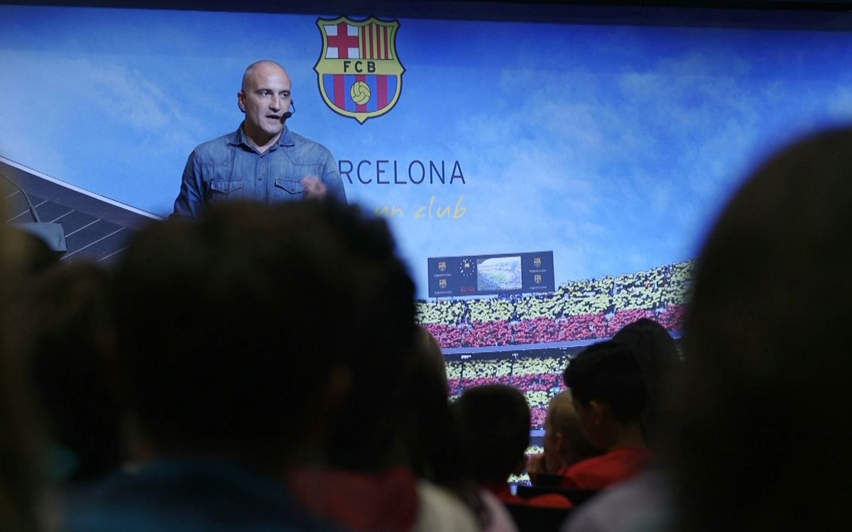 Antoni Pinilla comparteix la seva experiència amb els participants al campus d'ISL Futbol