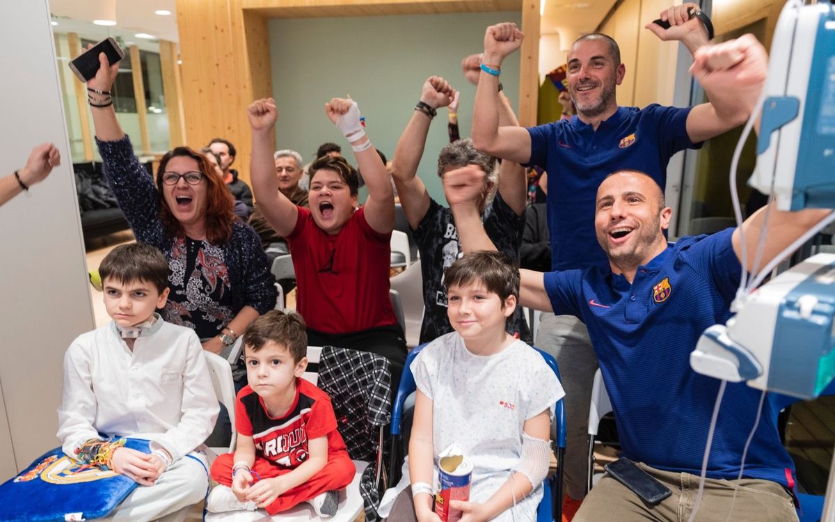 Els exjugadors del Barça veuen el clàssic a Sant Joan de Déu amb infants ingressats