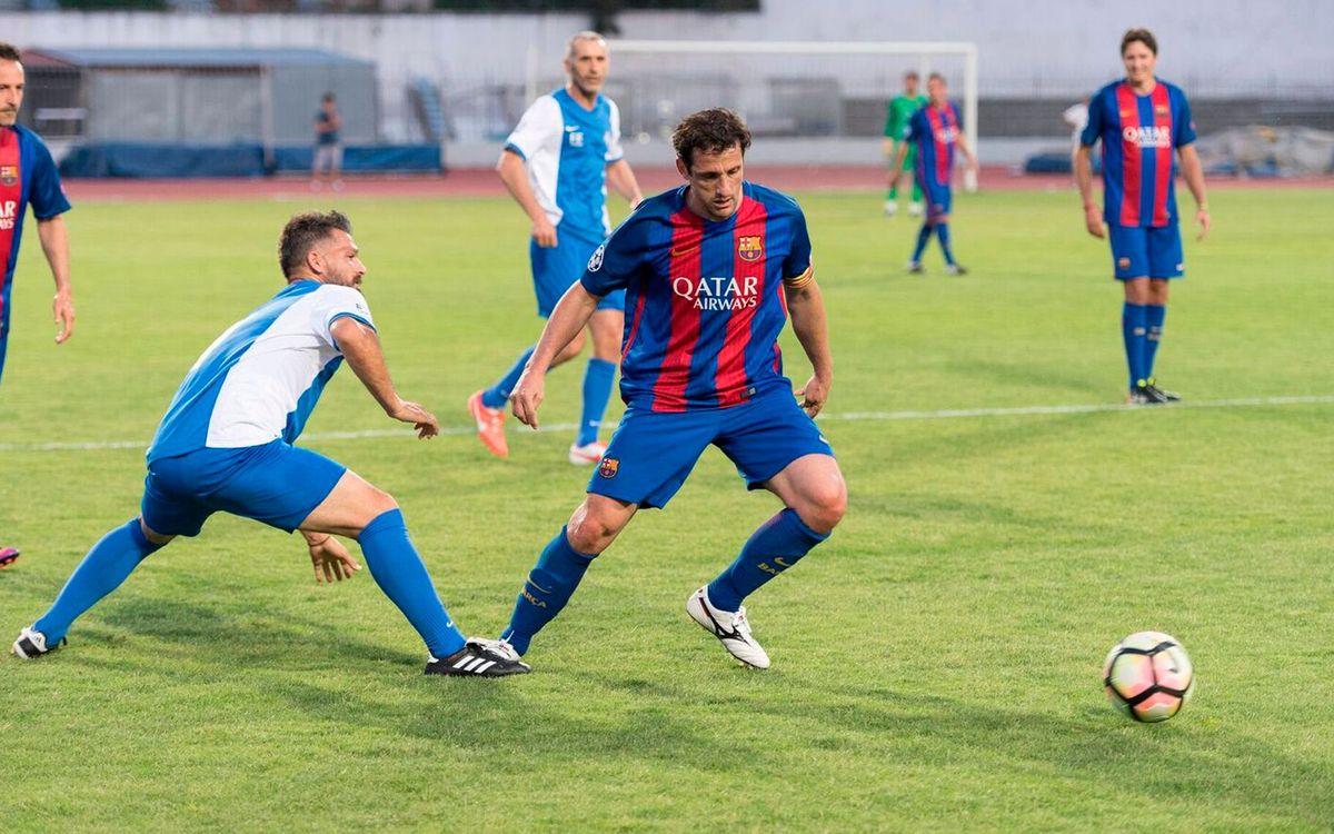 Los exjugadores del FC Barcelona cierran la jornada solidaria en Lesbos con un partido