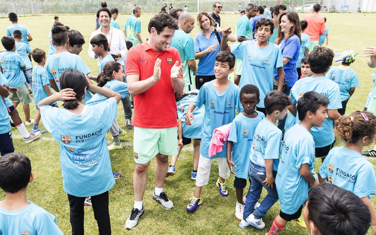 Los exjugadores del FC Barcelona hacen un clínic con 200 niños en Lesvos