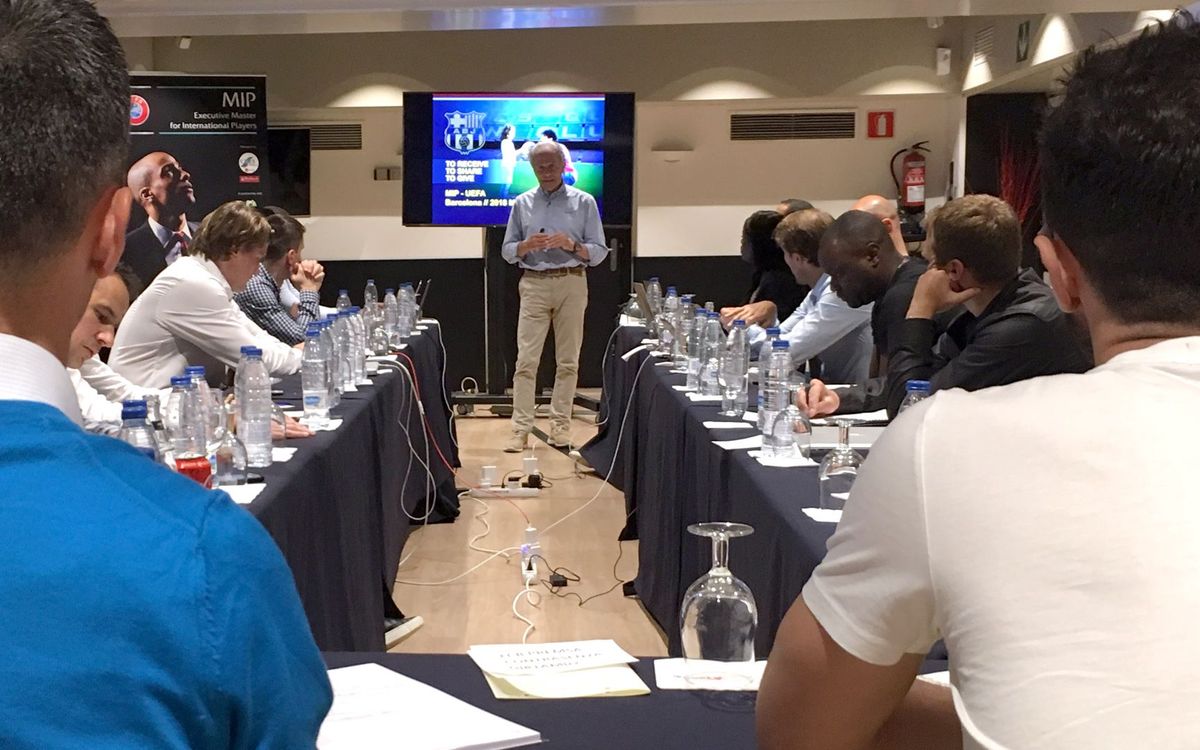 Explicant l'Agrupació a exjugadors alumnes de la UEFA