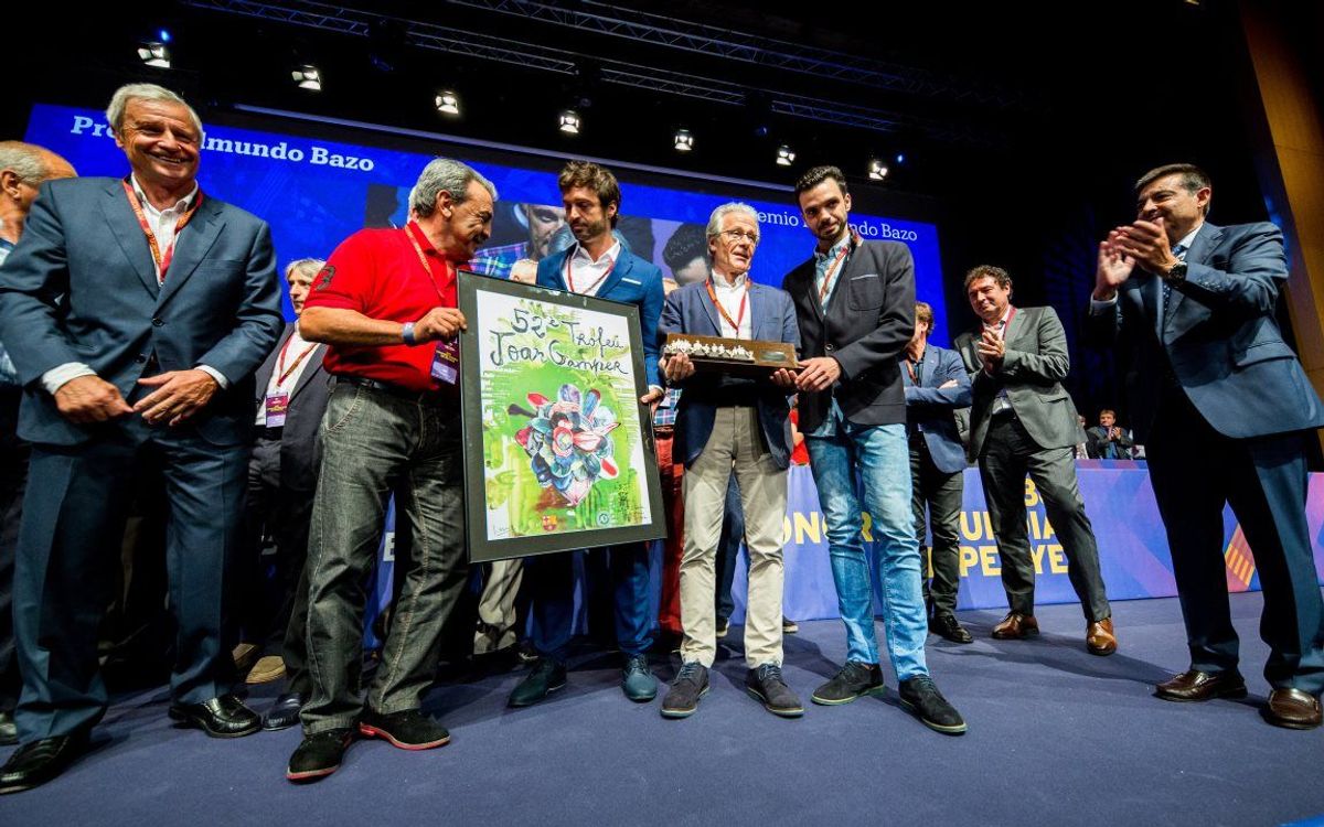 L’Agrupació Barça Jugadors rep el Premi Edmundo Bazo